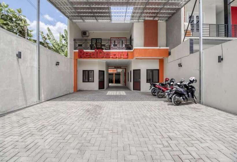 هتل Reddoorz Near Babarsari 2