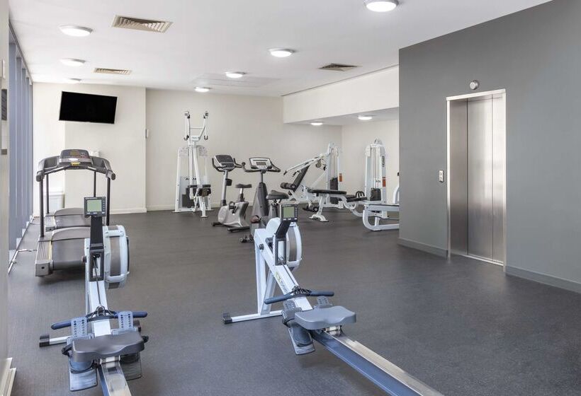 هتل Oaks Brisbane On Charlotte Suites