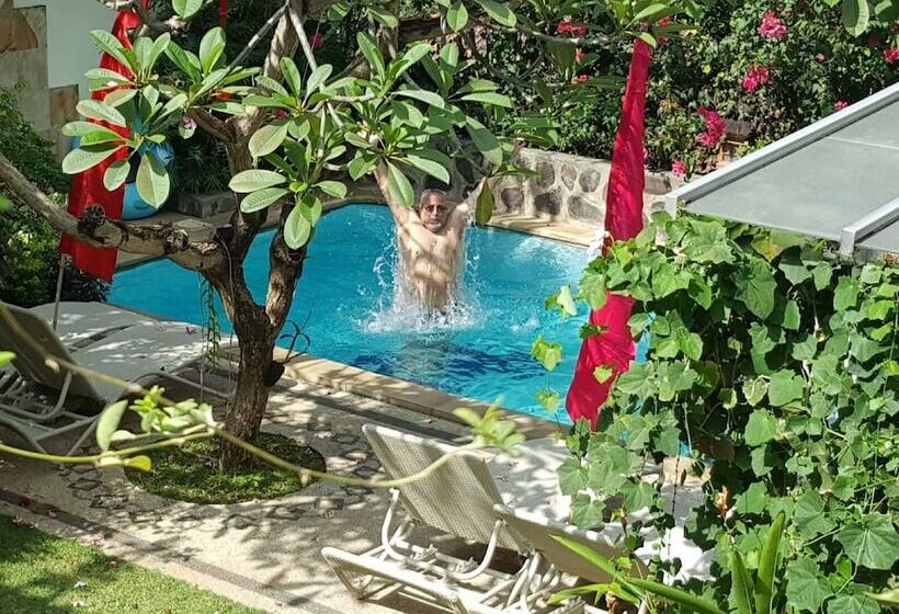 تختخواب و صبحانه Villa Lumbalumba Banyualit
