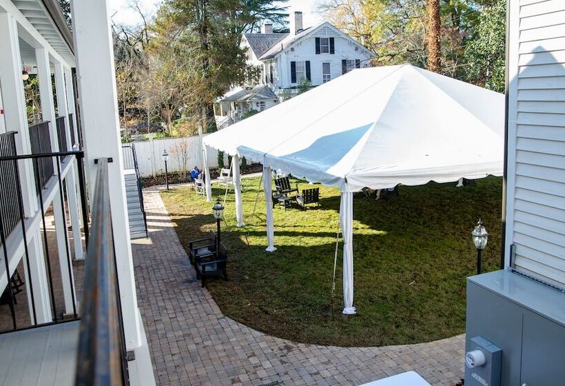 ホテル The Colonial Inn