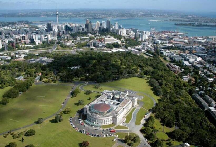 هاستل Base Auckland