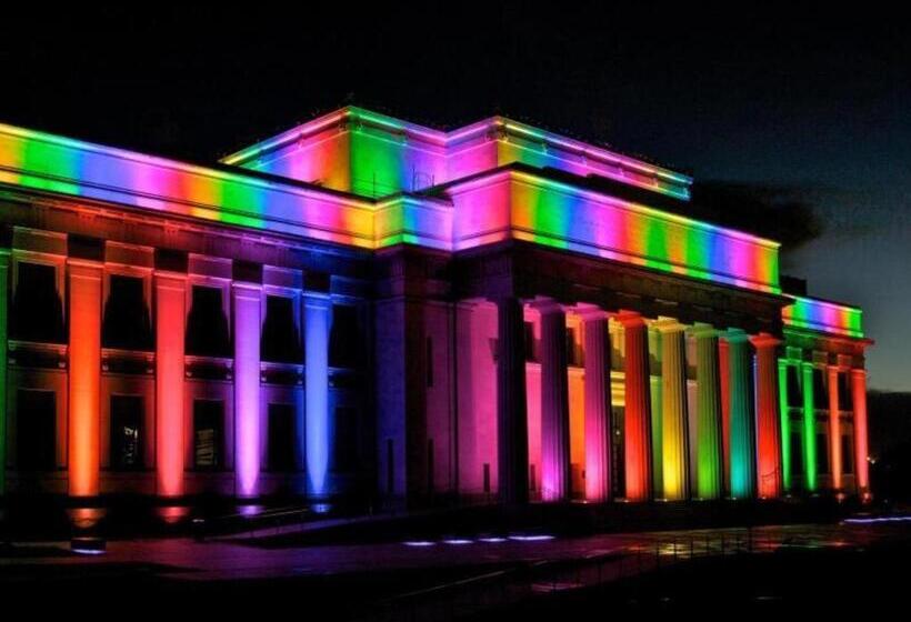 هاستل Base Auckland