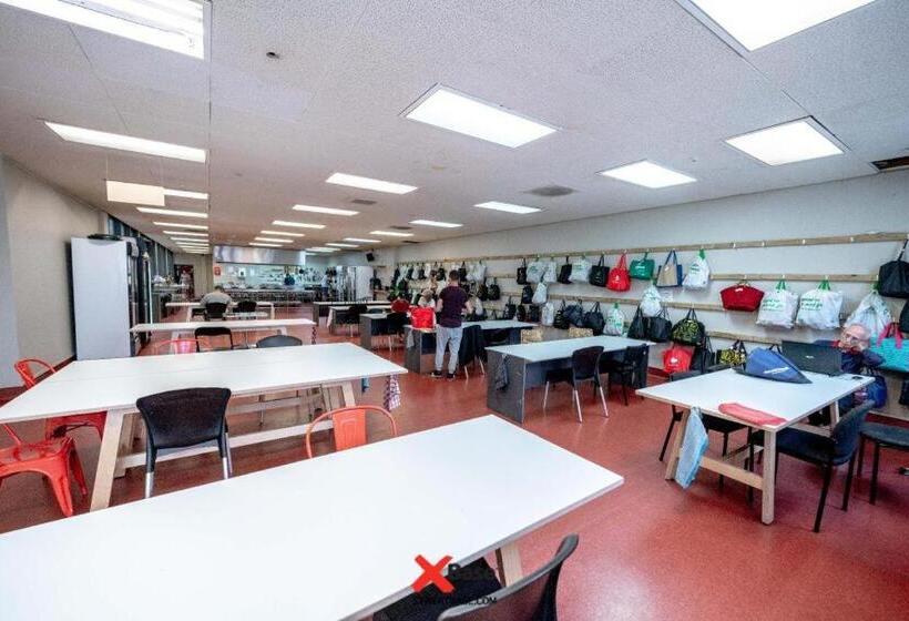 هاستل Base Auckland