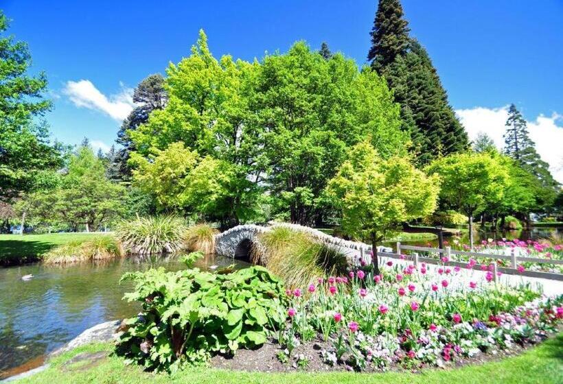 בית מלון כפרי Base Backpackers Queenstown