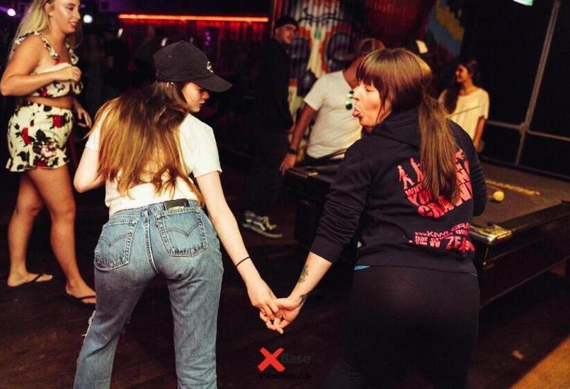 בית מלון כפרי Base Backpackers Queenstown