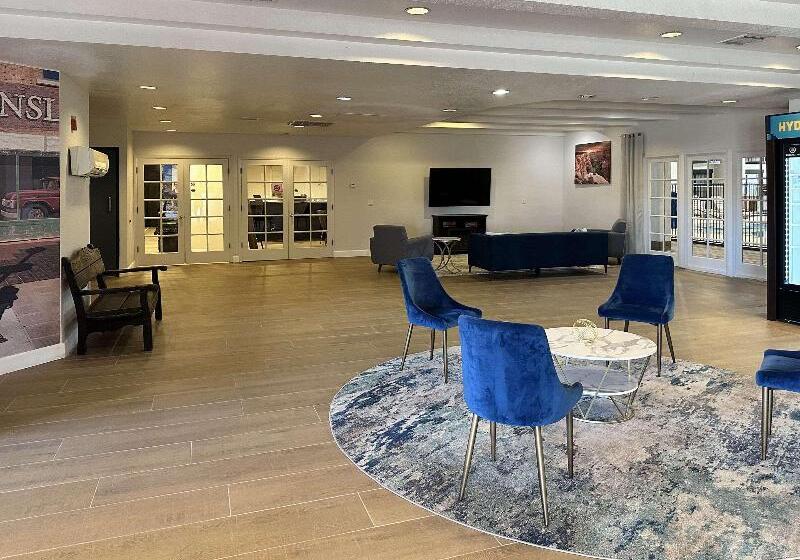 Отель Clarion Pointe Winslow I 40