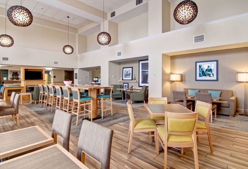 هتل Hampton Inn & Suites Saint John