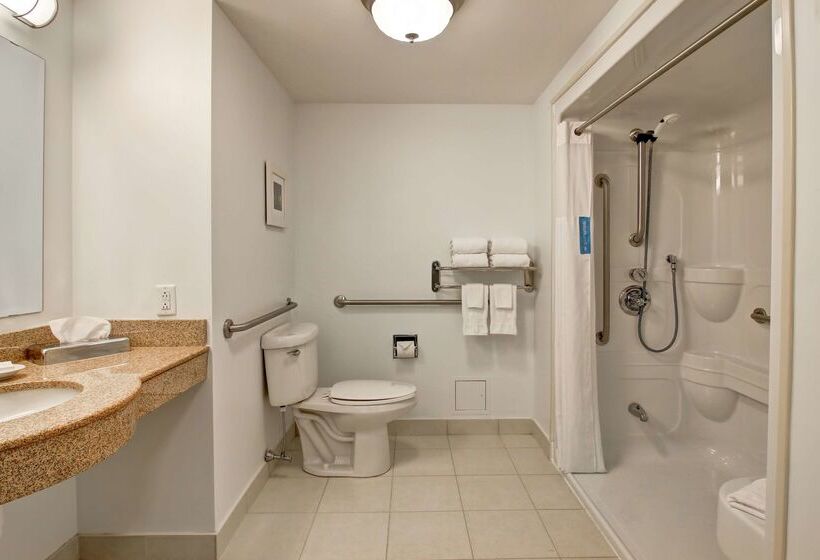 هتل Hampton Inn & Suites Saint John