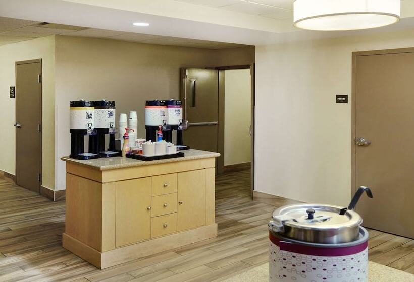 هتل Hampton Inn & Suites Saint John