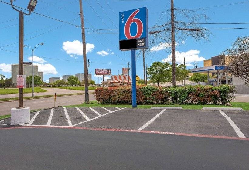Motel 6dallas, Tx  Market Center