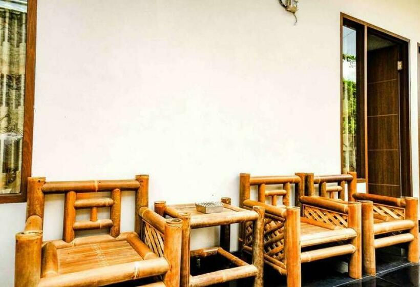 Отель Rudi Rooms Near Stasiun Cikarang Mitra Reddoorz