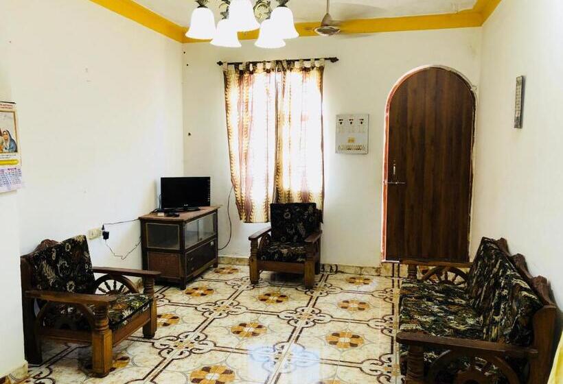 پانسیون Blue Waves Guest House