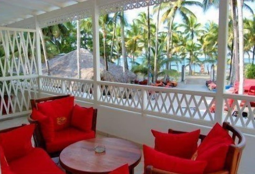 هتل Las Cayenas Beach