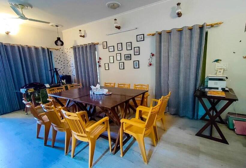 בית מלון כפרי Thehimalayanliving Whistling Pines