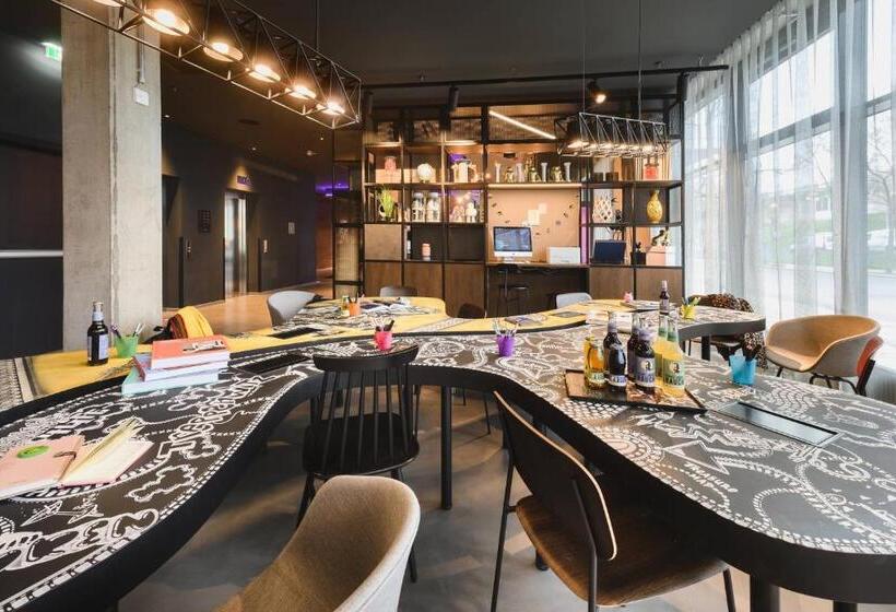 هتل Moxy Dresden Neustadt
