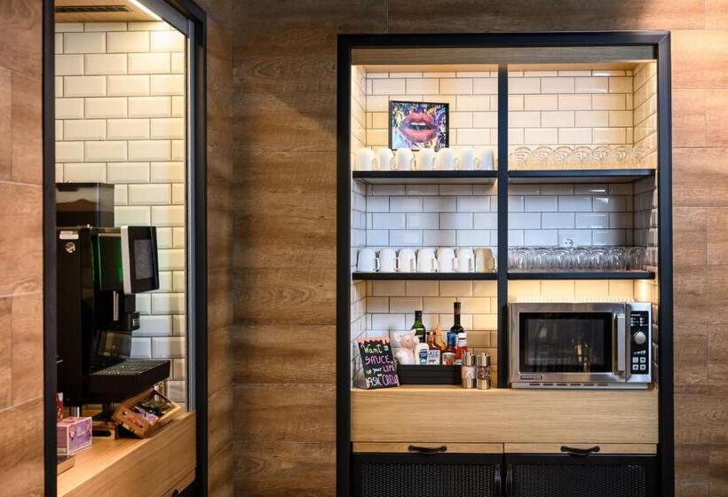 هتل Moxy Dresden Neustadt