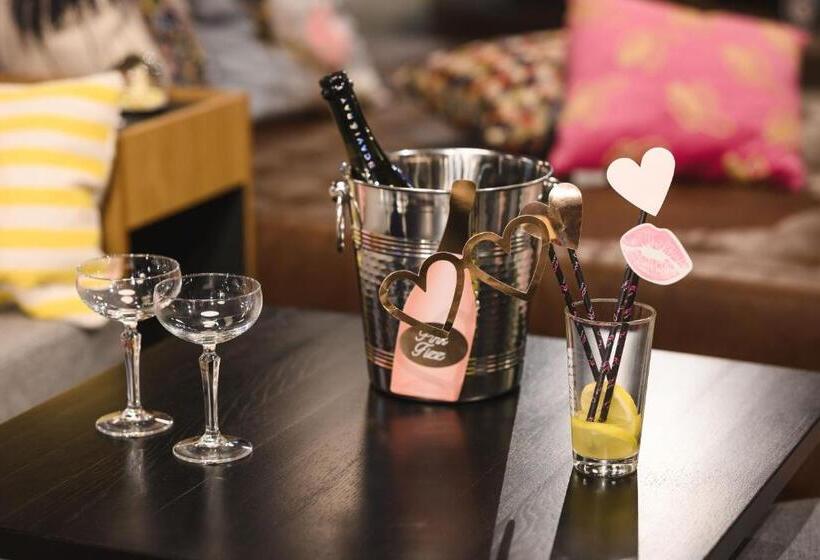 هتل Moxy Dresden Neustadt