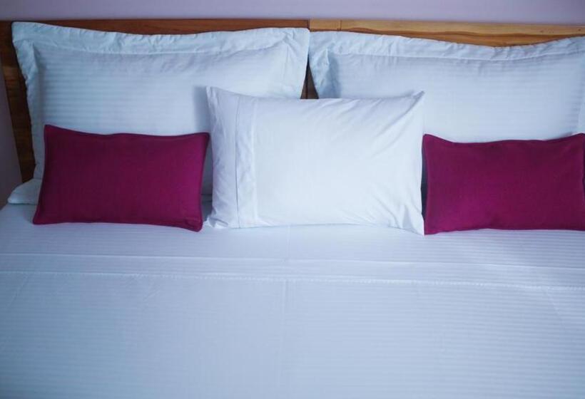 هتل Kamaleb Farallones