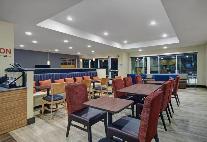 هتل Towneplace Suites By Marriott Grand Rapids Wyoming