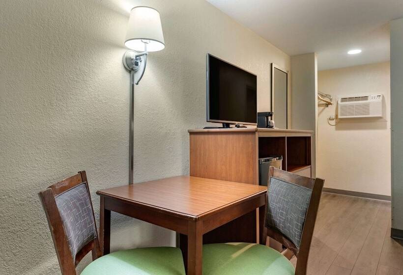 Отель Econo Lodge Cherokee Near River Park