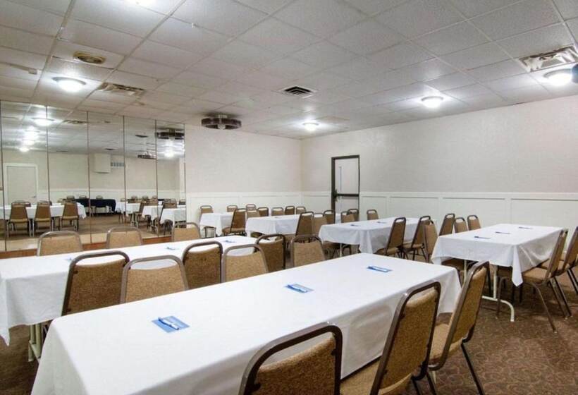 בית מלון כפרי Knights Inn & Suites Emporia