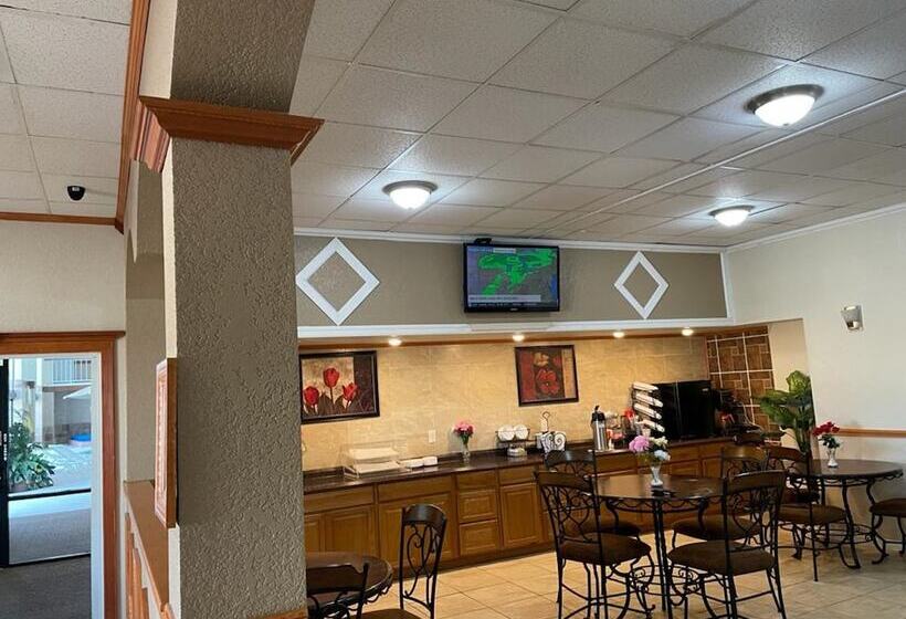 בית מלון כפרי Knights Inn & Suites Emporia