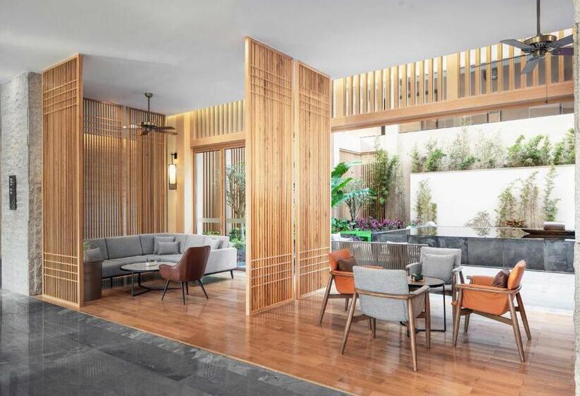 Отель Sheraton Maoming Romantic Beach Resort