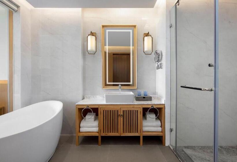 Отель Sheraton Maoming Romantic Beach Resort