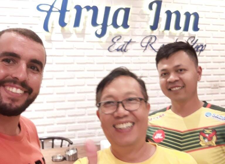 تختخواب و صبحانه Arya Inn