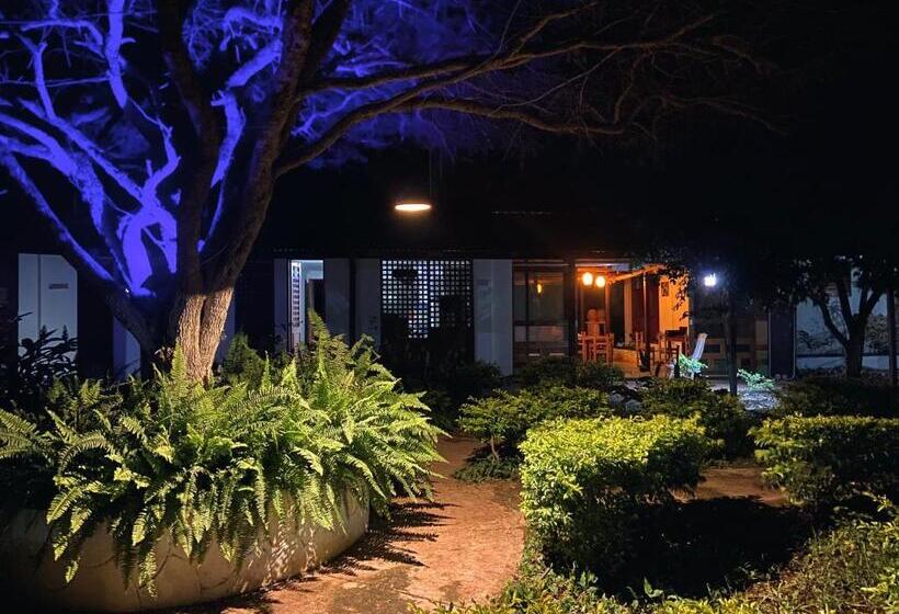 هتل Coccoloba Beach Hostel