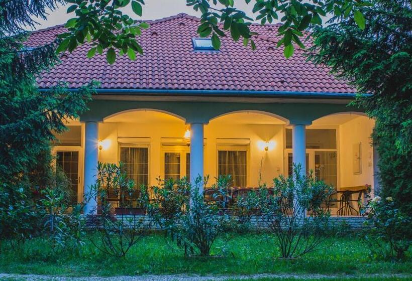 بنسيون Fertődi Kúria Vendégház