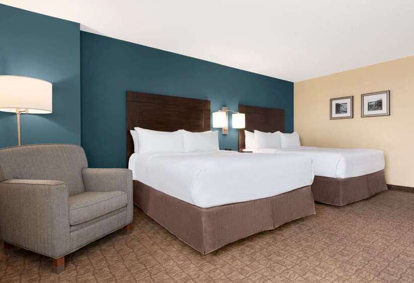 هتل Wyndham Garden Niagara Falls Fallsview