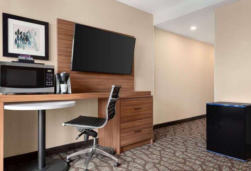 هتل Wyndham Garden Niagara Falls Fallsview