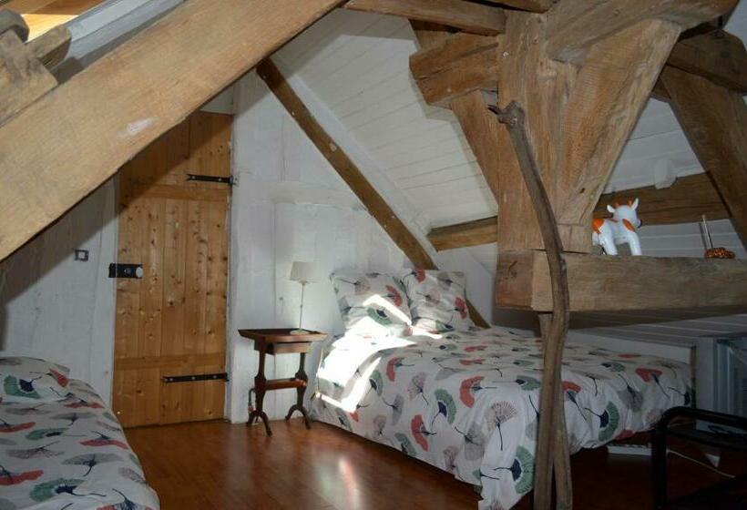 پانسیون Room In Guest Room   Maison Lamerique Welcome You To One Of Their Room Dogs Are Also Welcomed