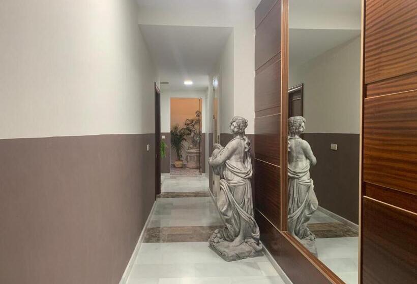 پانسیون Hostal Poeta Machado