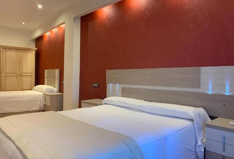 پانسیون Hostal Poeta Machado