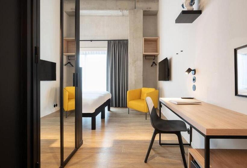 בית מלון כפרי Ibis Styles Namur