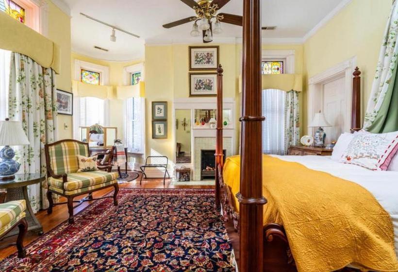 تختخواب و صبحانه Burke Mansion