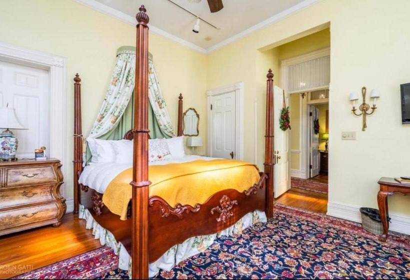 تختخواب و صبحانه Burke Mansion