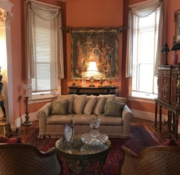 تختخواب و صبحانه Burke Mansion