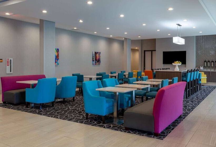 هتل La Quinta Inn & Suites By Wyndham Shorewood