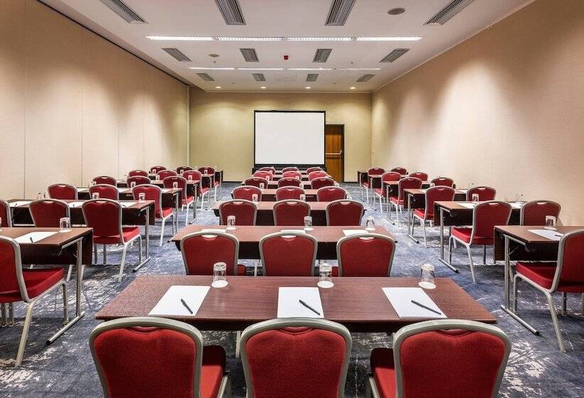 فندق Courtyard By Marriott Prague Airport