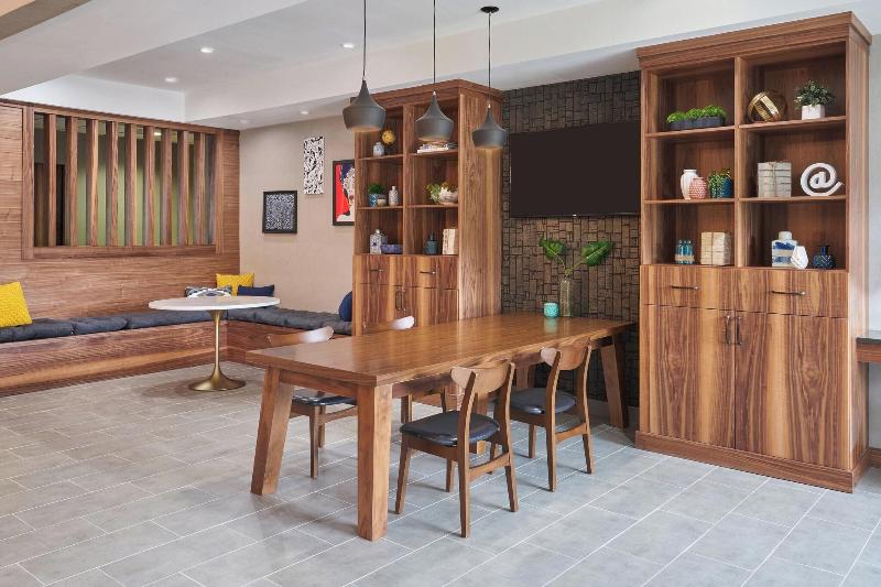 هتل Four Points By Sheraton Chicago Schaumburg