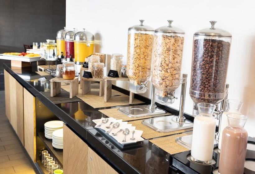 هتل Holiday Inn Santiago   Airport Terminal, An Ihg