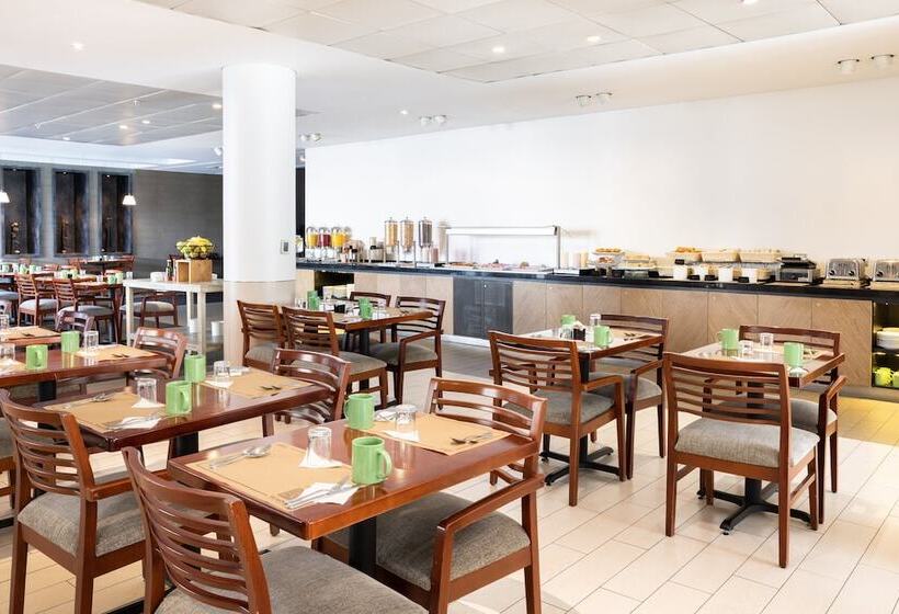 هتل Holiday Inn Santiago   Airport Terminal, An Ihg