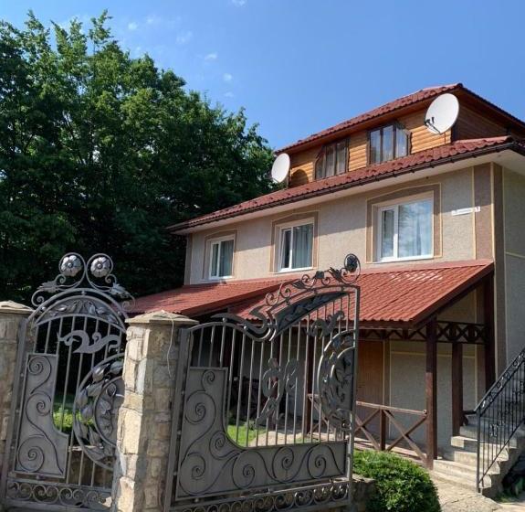 Albergue вишиванка