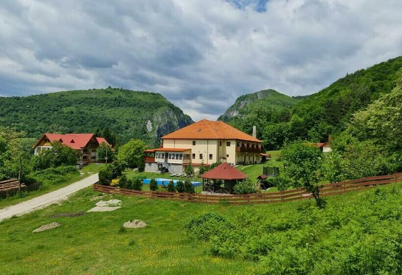 Pensiunea Castania Pensiune Cu Piscina La Munte