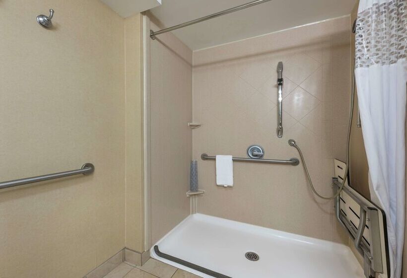 هتل Hampton Inn & Suites By Hilton Moncton