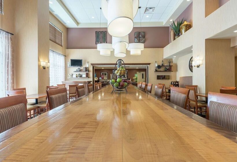 هتل Hampton Inn & Suites By Hilton Moncton