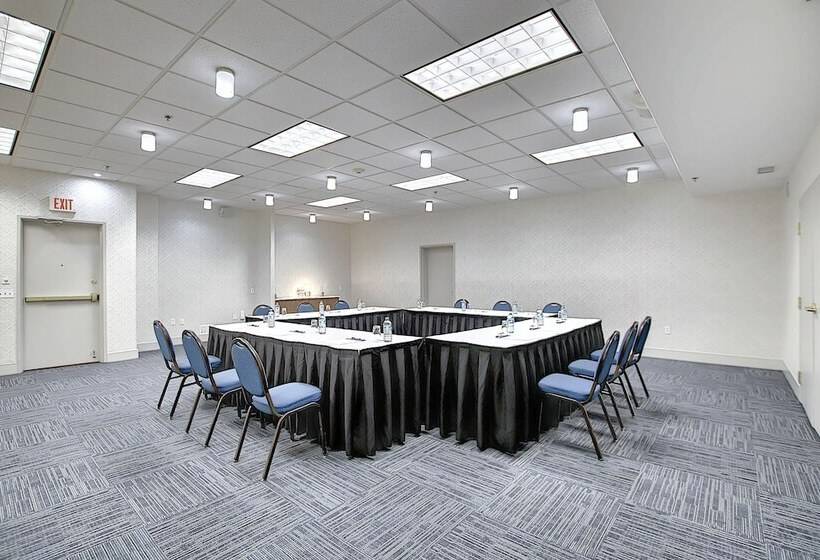 בית מלון כפרי Holiday Inn Express Airport Calgary, An Ihg